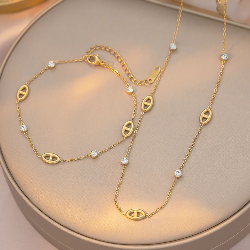 French-style minimalist white diamond pig-nose titanium steel women's exquisite, simple, versatile, high-end collar chain set