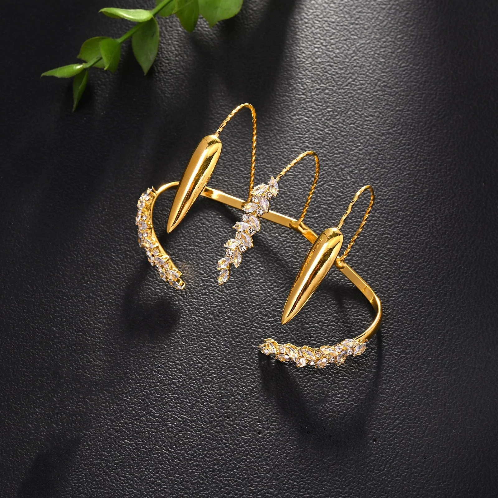 Luxury Diamond-Encrusted Leaf-Shaped Open Bracelet for Women Men Hip Hop Trendy Crystal Bracelet Party Accessory Hand Jewelry