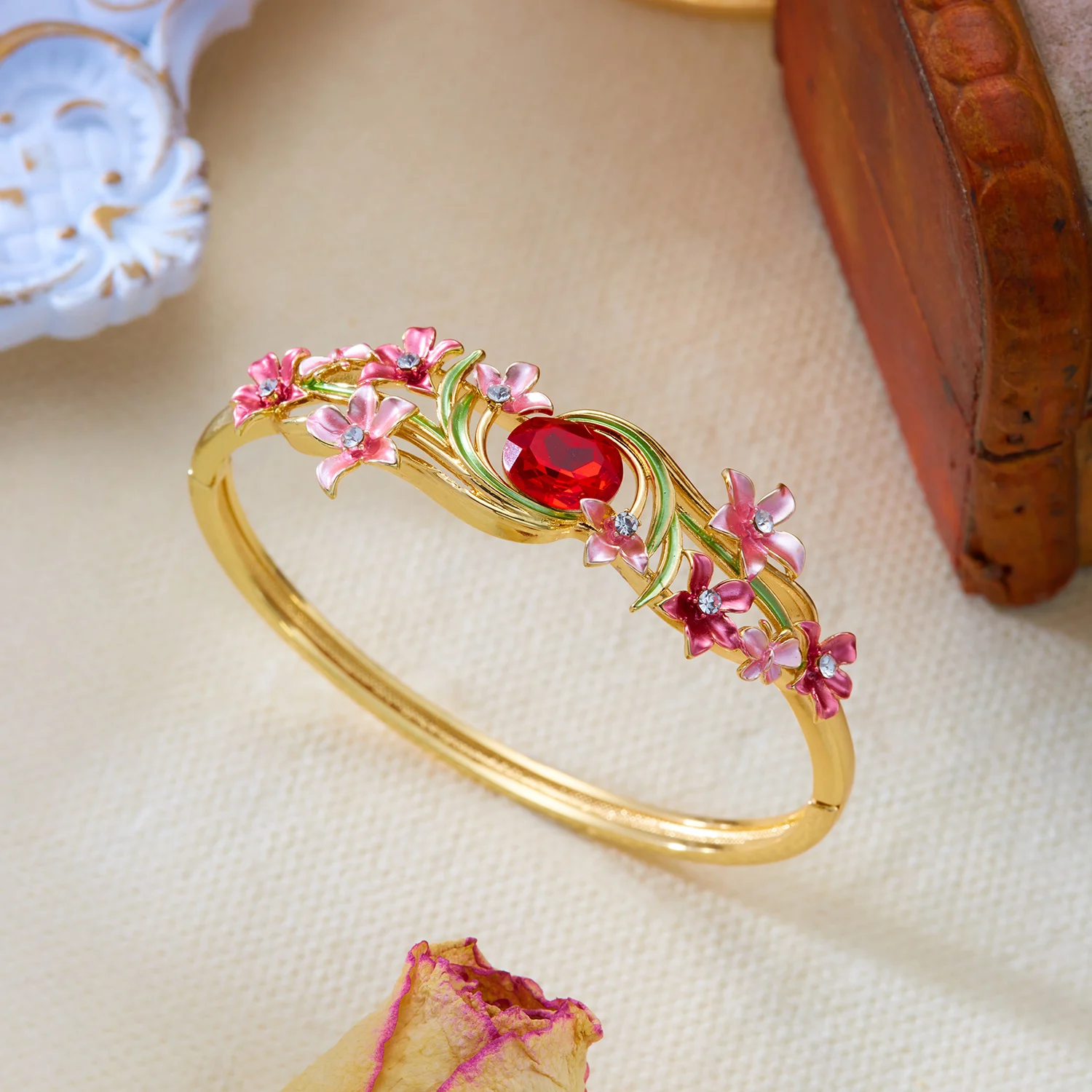Romantic Vintage Enamel Flower Copper Bracelet for Women Cute Colorful Hollow Hand Ring Luxury Elegance Jewelry Gift Romantic Vintage Enamel Flower Copper Bracelet for Women Cute Colorful Hollow Hand Ring Luxury Elegance Jewelry Gift