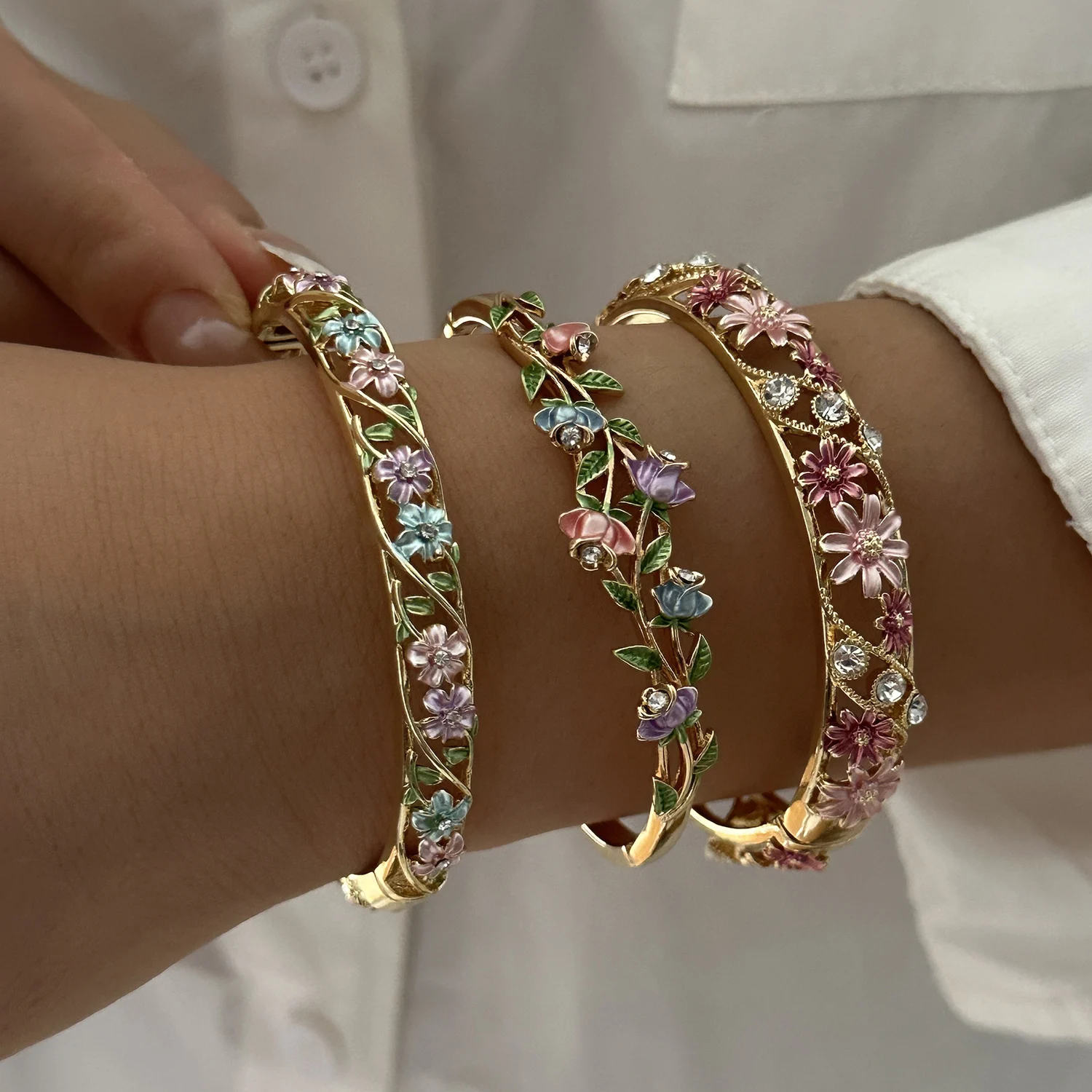 Romantic Vintage Enamel Flower Copper Bracelet for Women Cute Colorful Hollow Hand Ring Luxury Elegance Jewelry Gift Romantic Vintage Enamel Flower Copper Bracelet for Women Cute Colorful Hollow Hand Ring Luxury Elegance Jewelry Gift