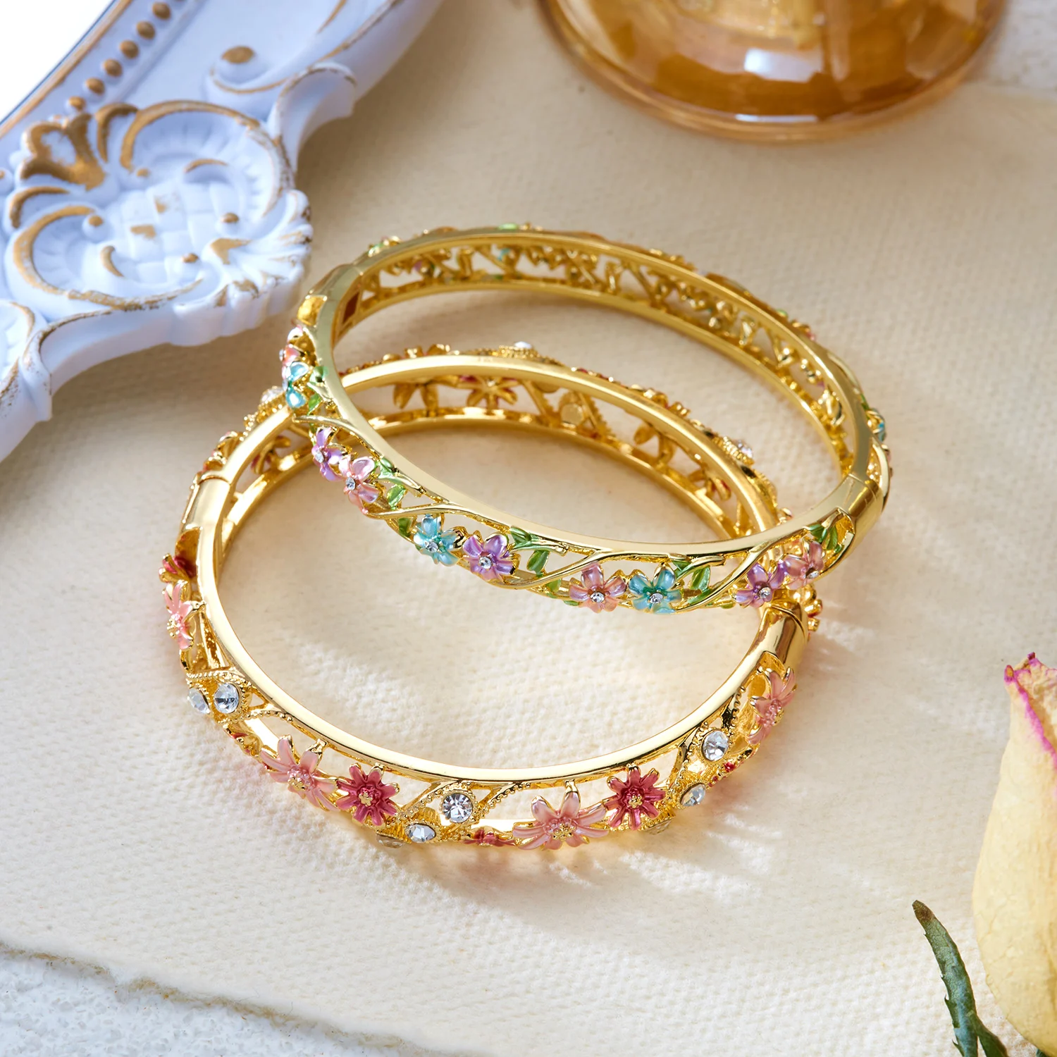 Romantic Vintage Enamel Flower Copper Bracelet for Women Cute Colorful Hollow Hand Ring Luxury Elegance Jewelry Gift Romantic Vintage Enamel Flower Copper Bracelet for Women Cute Colorful Hollow Hand Ring Luxury Elegance Jewelry Gift