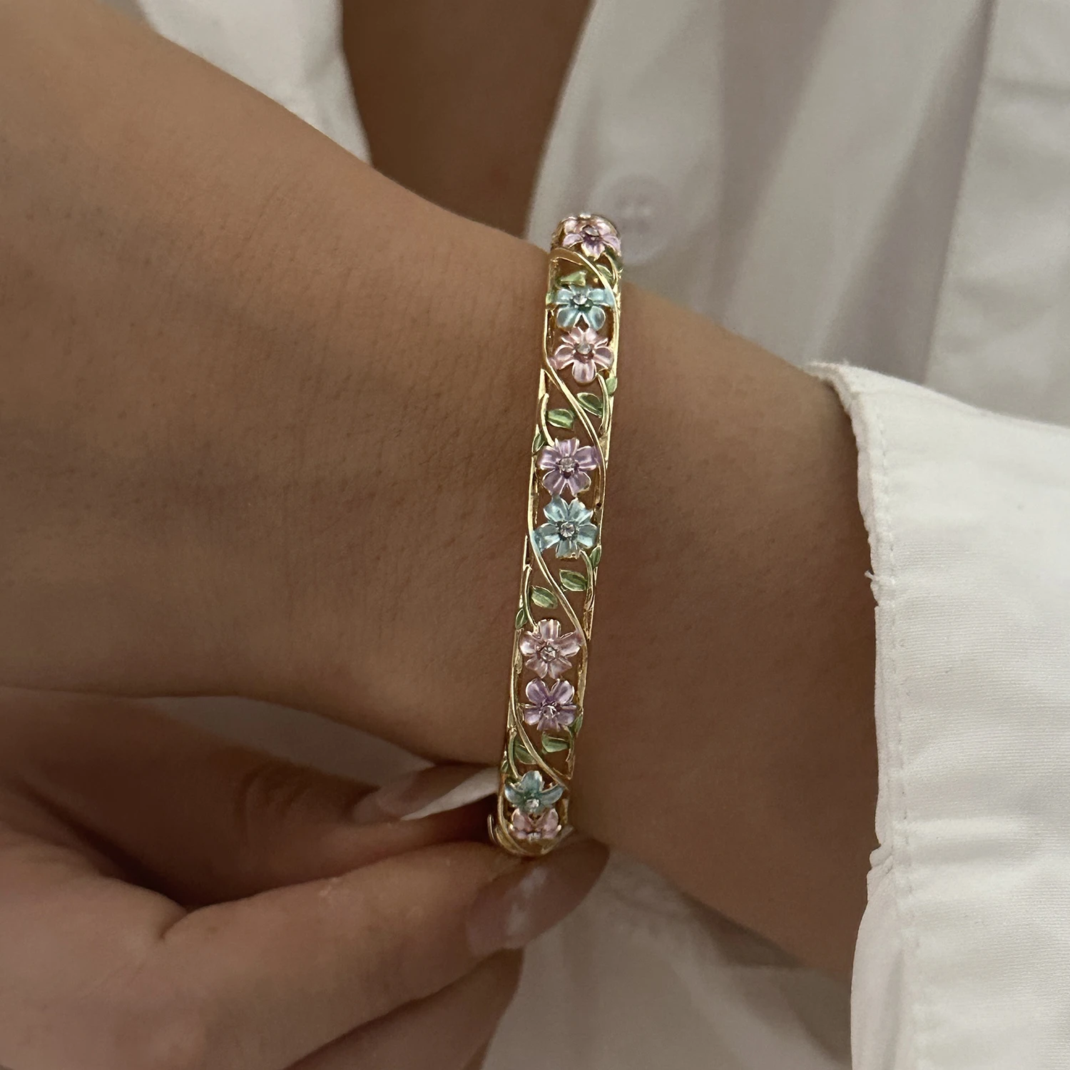 Romantic Vintage Enamel Flower Copper Bracelet for Women Cute Colorful Hollow Hand Ring Luxury Elegance Jewelry Gift Romantic Vintage Enamel Flower Copper Bracelet for Women Cute Colorful Hollow Hand Ring Luxury Elegance Jewelry Gift