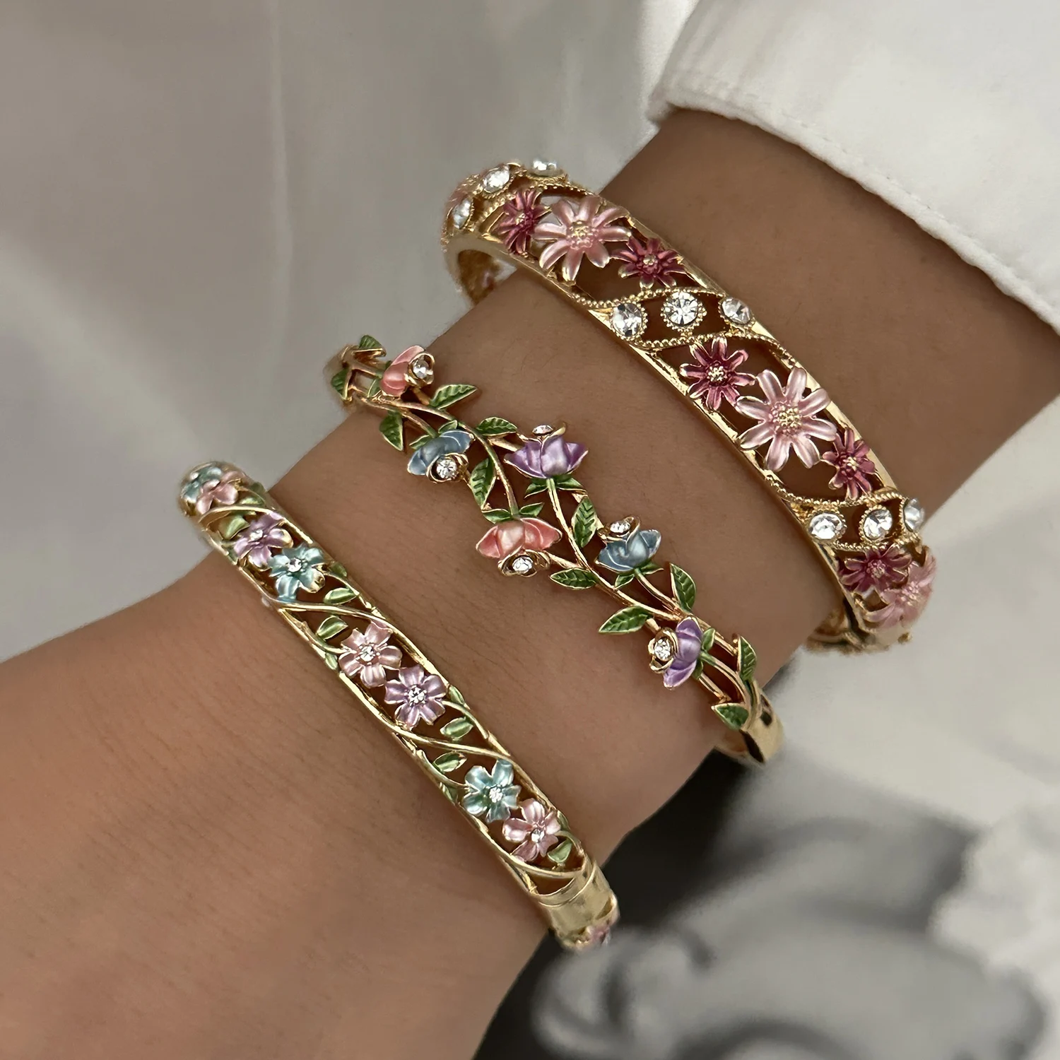 Romantic Vintage Enamel Flower Copper Bracelet for Women Cute Colorful Hollow Hand Ring Luxury Elegance Jewelry Gift Romantic Vintage Enamel Flower Copper Bracelet for Women Cute Colorful Hollow Hand Ring Luxury Elegance Jewelry Gift