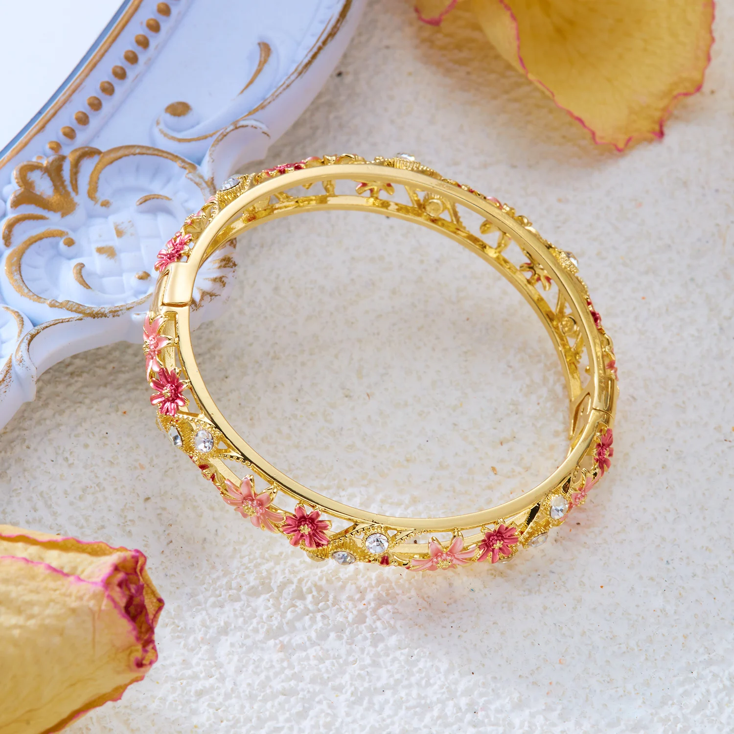 Romantic Vintage Enamel Flower Copper Bracelet for Women Cute Colorful Hollow Hand Ring Luxury Elegance Jewelry Gift Romantic Vintage Enamel Flower Copper Bracelet for Women Cute Colorful Hollow Hand Ring Luxury Elegance Jewelry Gift