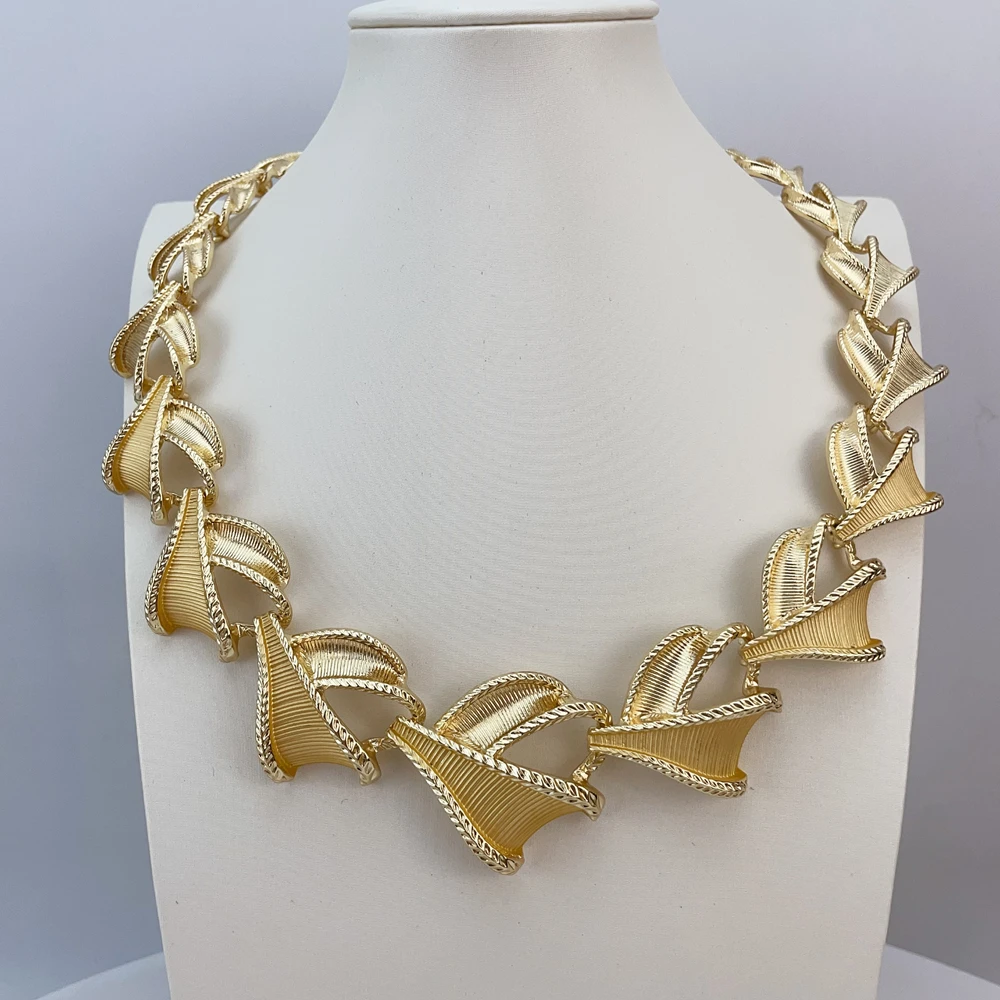 Fashion Italian Dubai Gold Plated Jewelry Set Simple Style Big Pendant Necklace Light Weight Jewelry Set for Woman FHK22686