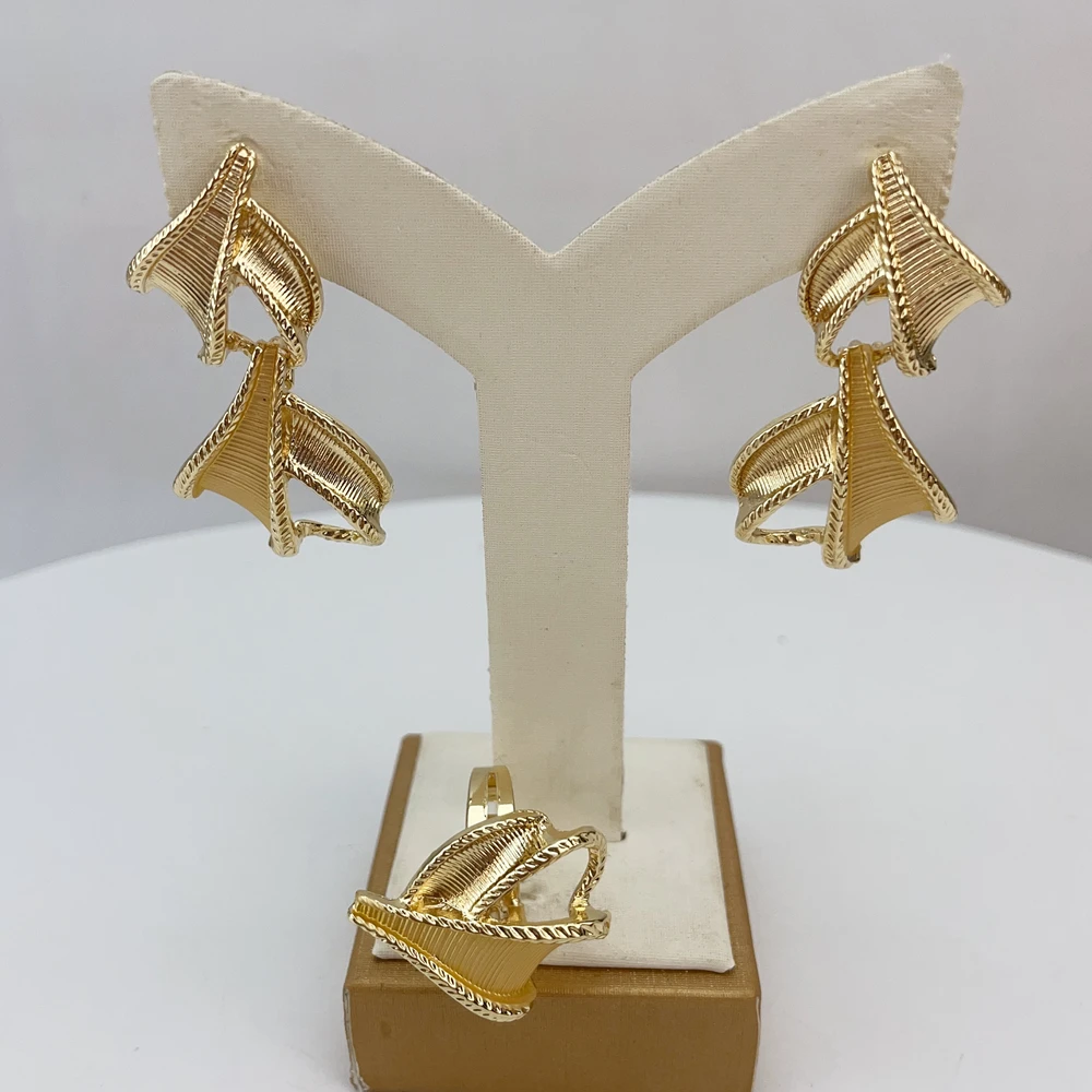 Fashion Italian Dubai Gold Plated Jewelry Set Simple Style Big Pendant Necklace Light Weight Jewelry Set for Woman FHK22686 Fashion Italian Dubai Gold Plated Jewelry Set Simple Style Big Pendant Necklace Light Weight Jewelry Set for Woman FHK22686