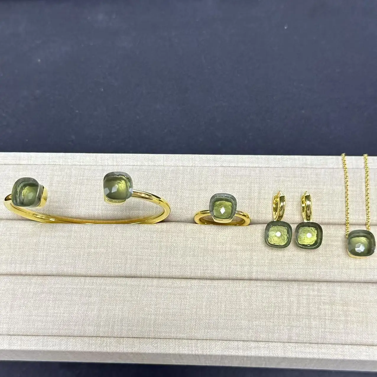 4Pcs/Set Women Ring Earrings Necklace Bangle Jewelry Set Colorful Crystal Gold Plated Fashion Jewelry Gift for Women 4Pcs/Set Women Ring Earrings Necklace Bangle Jewelry Set Colorful Crystal Gold Plated Fashion Jewelry Gift for Women
