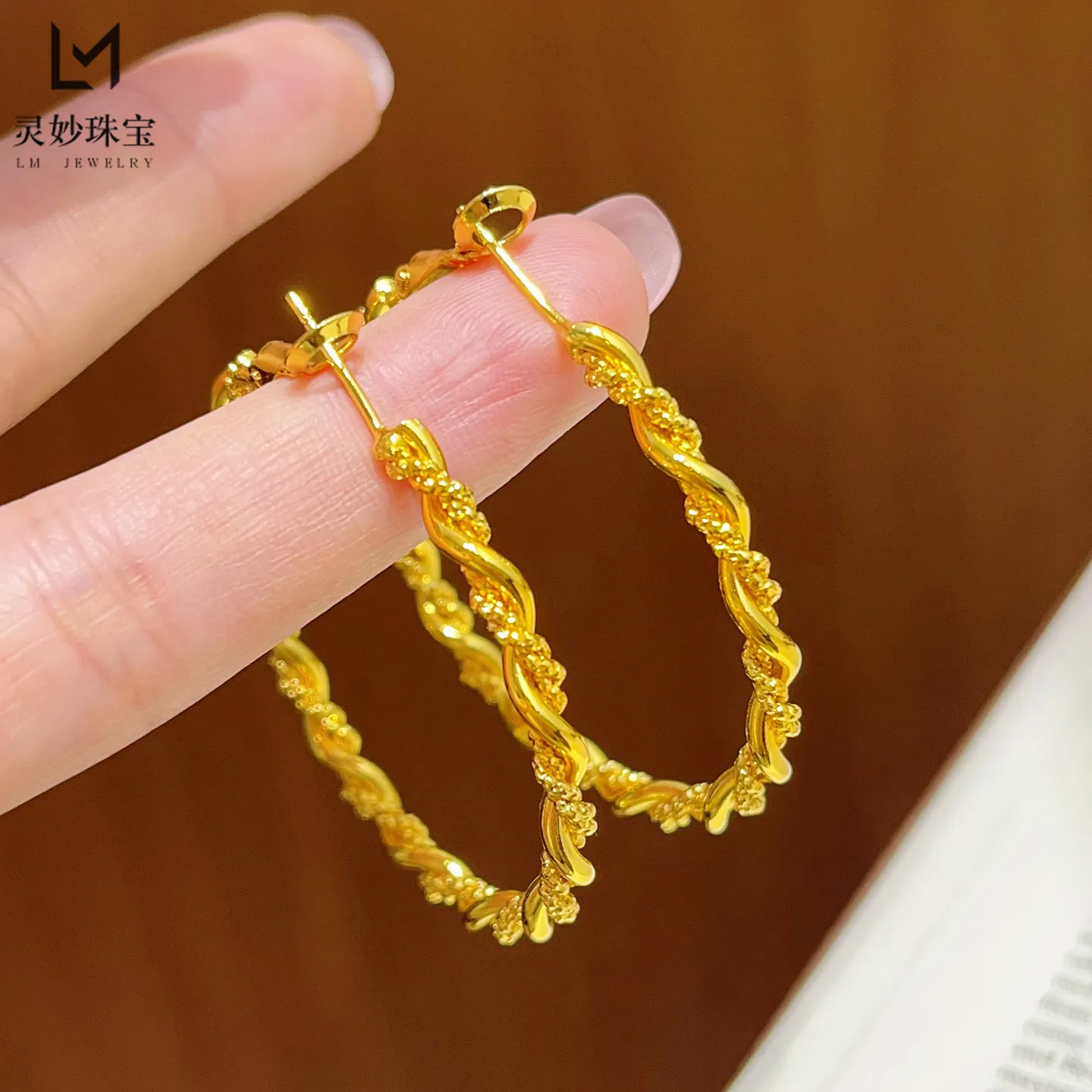 Shiny & Eye-catching Bright Twist Large Hoop Earrings For Women 24K Gold AU999 | Bright reflection, dazzling radiance