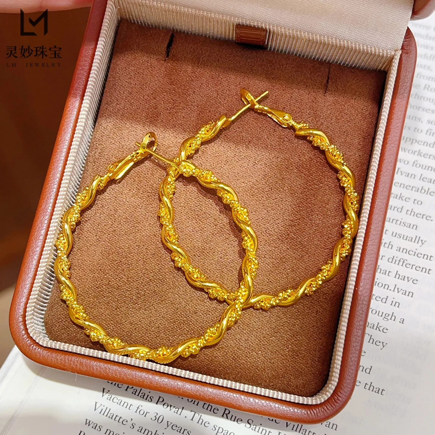 Shiny & Eye-catching Bright Twist Large Hoop Earrings For Women 24K Gold AU999 | Bright reflection, dazzling radiance