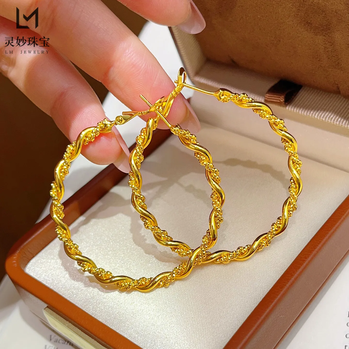 Shiny & Eye-catching Bright Twist Large Hoop Earrings For Women 24K Gold AU999 | Bright reflection, dazzling radiance