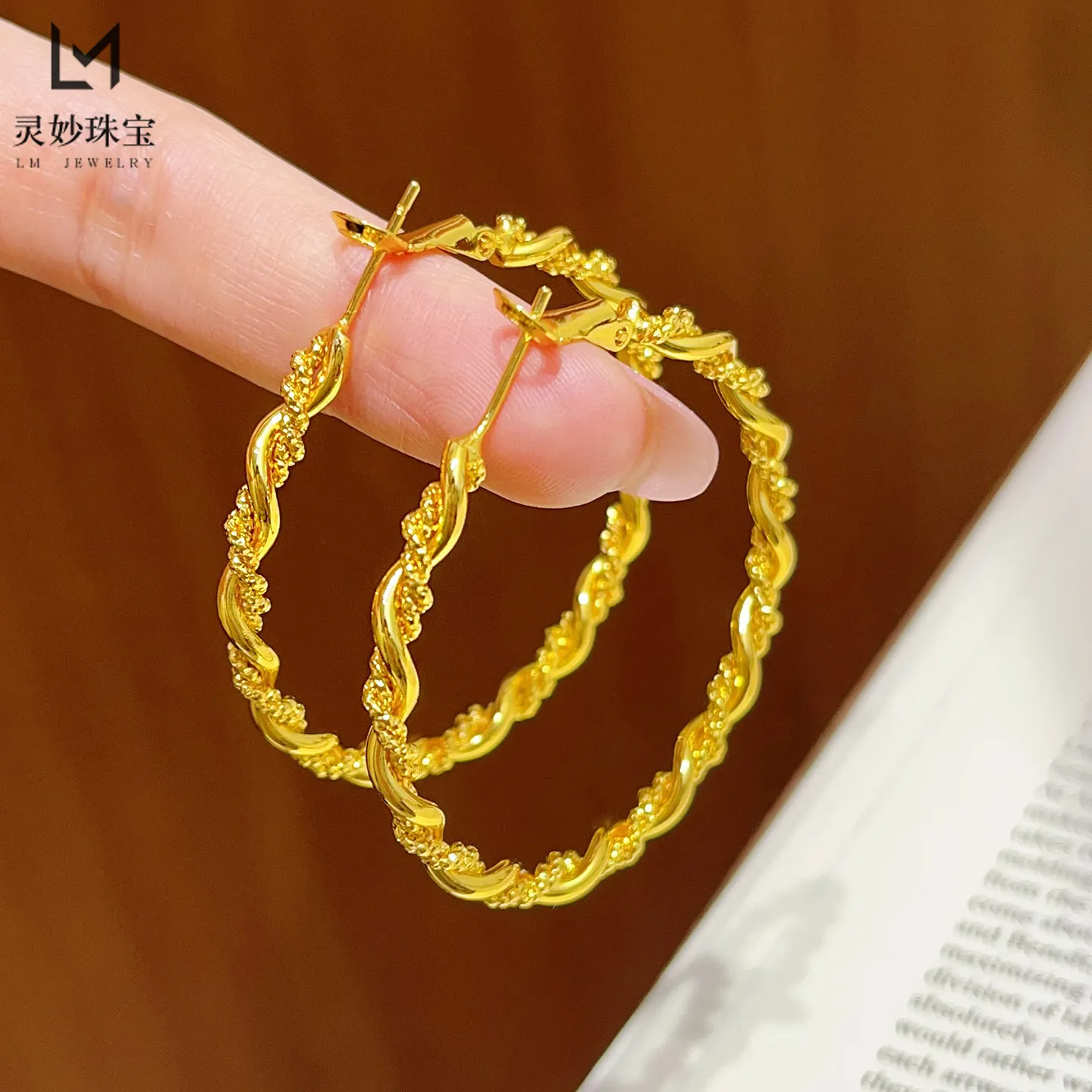 Shiny & Eye-catching Bright Twist Large Hoop Earrings For Women 24K Gold AU999 | Bright reflection, dazzling radiance