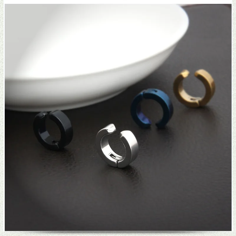 2pcs Anime Chainsaw Man Yoshida Hirofumi Cosplay Ear Clip Earrings Women Men Punk Black No Pierced Fake Ear Circle Pop Jewelry