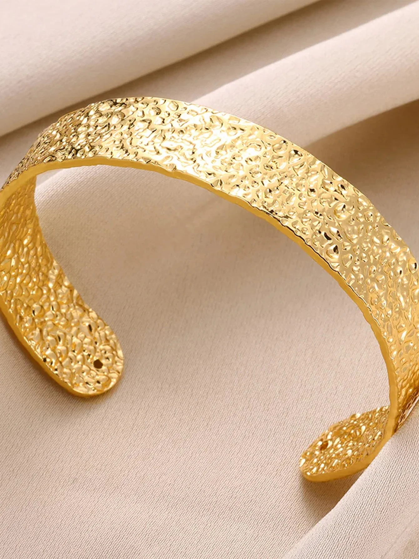 Exquisite Classic Bump Pattern Openning Bangles Bracelet For Women Cuff Bracelet Gold Color Stainless Steel Hand Ornament Gift Exquisite Classic Bump Pattern Openning Bangles Bracelet For Women Cuff Bracelet Gold Color Stainless Steel Hand Ornament Gift