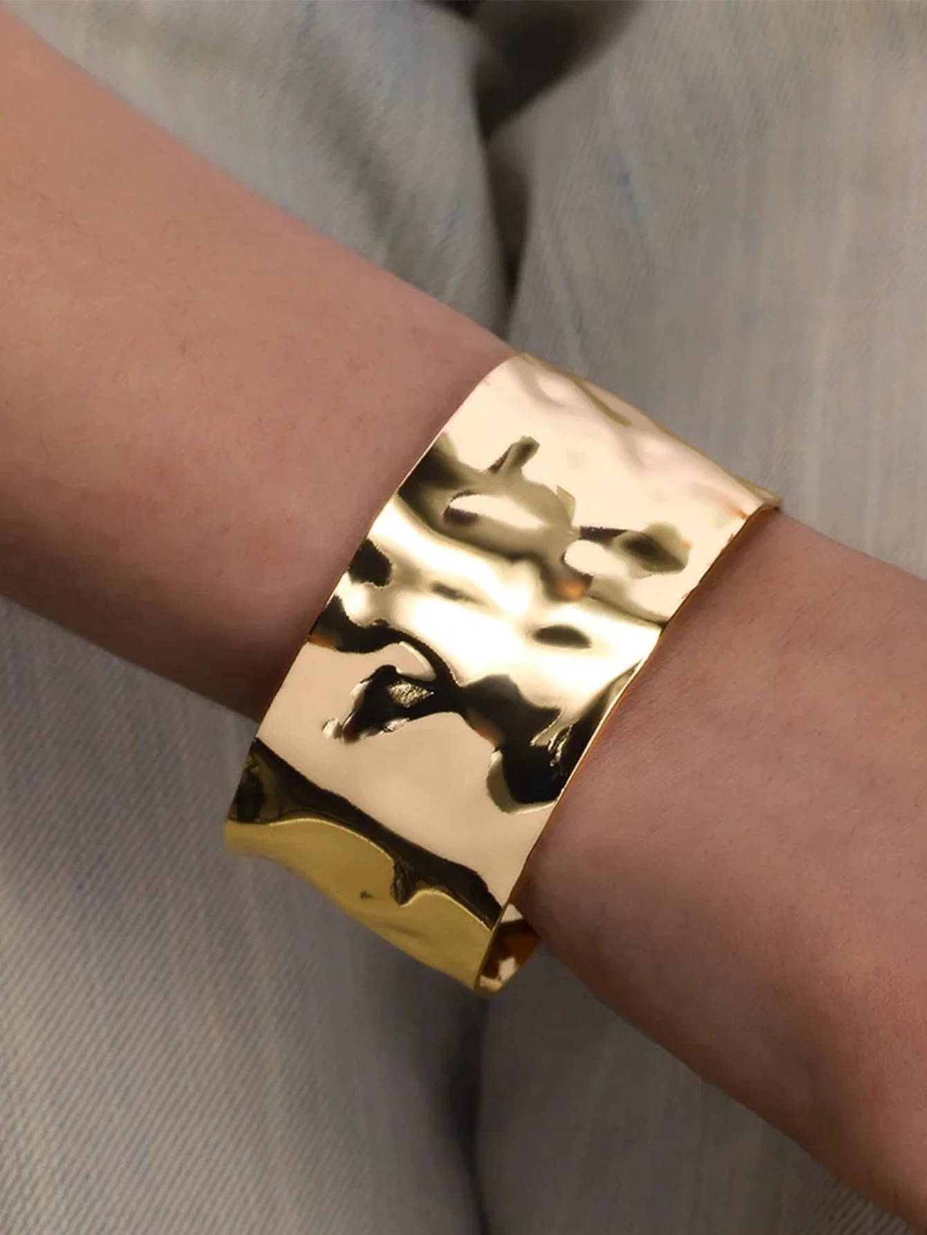 Exquisite Classic Bump Pattern Openning Bangles Bracelet For Women Cuff Bracelet Gold Color Stainless Steel Hand Ornament Gift Exquisite Classic Bump Pattern Openning Bangles Bracelet For Women Cuff Bracelet Gold Color Stainless Steel Hand Ornament Gift