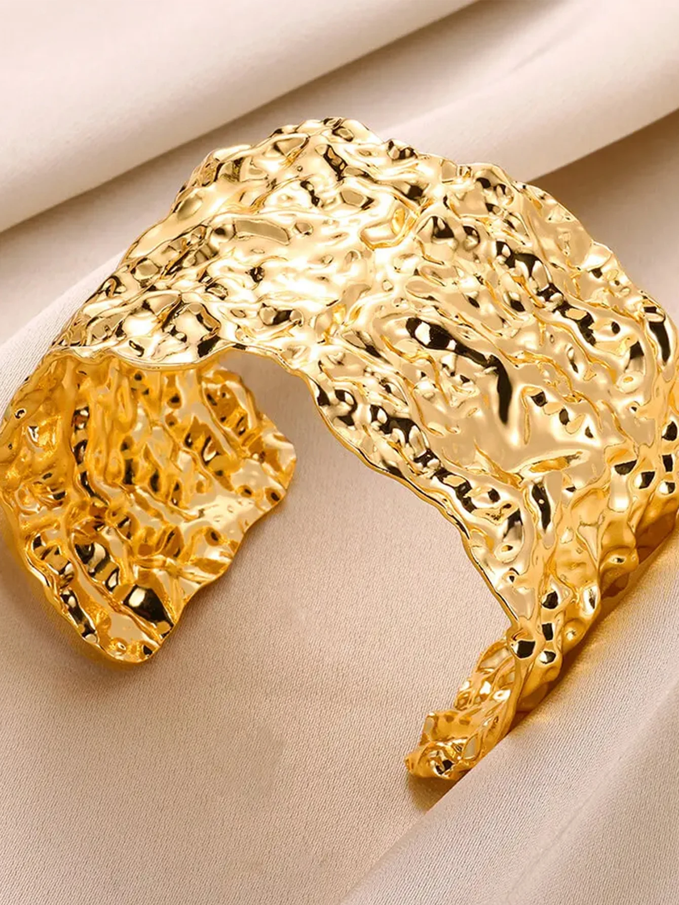 Exquisite Classic Bump Pattern Openning Bangles Bracelet For Women Cuff Bracelet Gold Color Stainless Steel Hand Ornament Gift Exquisite Classic Bump Pattern Openning Bangles Bracelet For Women Cuff Bracelet Gold Color Stainless Steel Hand Ornament Gift
