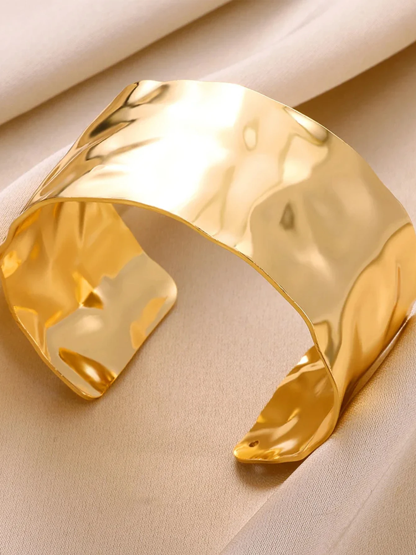 Exquisite Classic Bump Pattern Openning Bangles Bracelet For Women Cuff Bracelet Gold Color Stainless Steel Hand Ornament Gift Exquisite Classic Bump Pattern Openning Bangles Bracelet For Women Cuff Bracelet Gold Color Stainless Steel Hand Ornament Gift